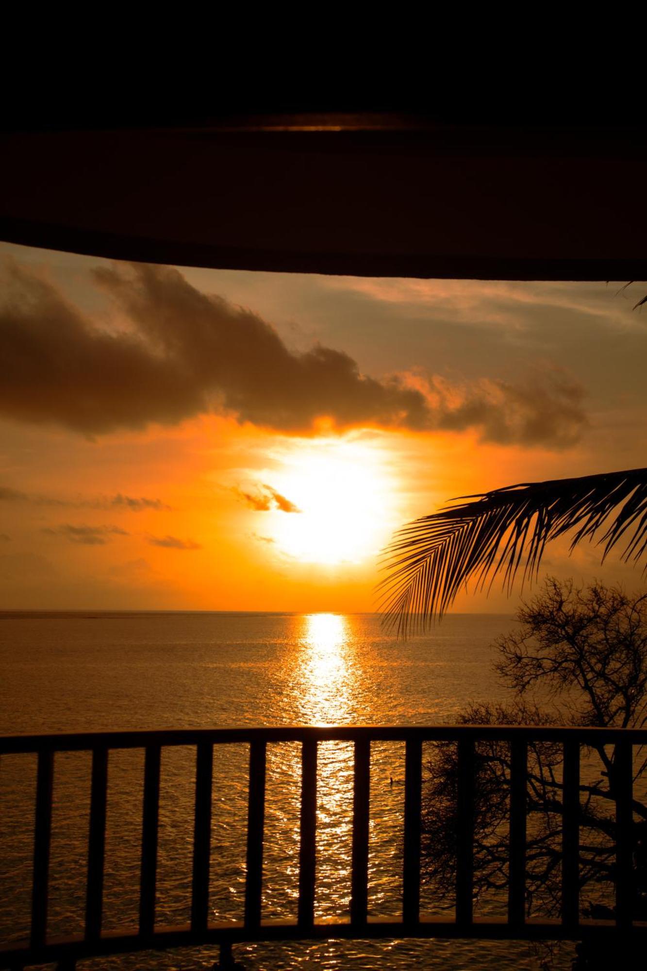 Manta Sea View Himandhoo Hotell Exteriör bild